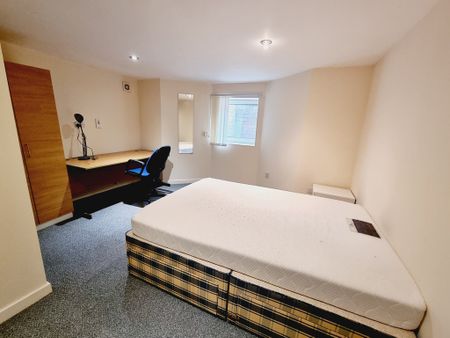 7 Bed Student Accommodation - Photo 2