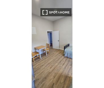 Room in shared 14-bedroom apartment in Smithfield, Dublin. - Photo 4