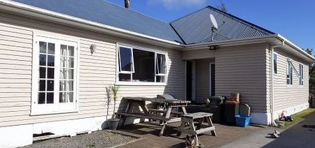 Large house with double garage - Photo 2