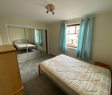3 bedroom flat to rent - Photo 4