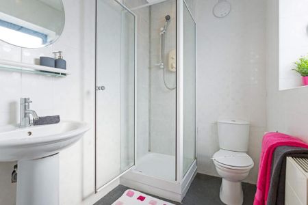 1 bedroom in a house share to rent - Photo 4