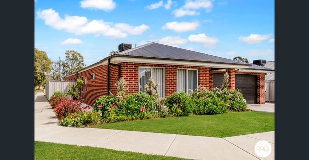 QUALITY FAMILY HOME! - Photo 1