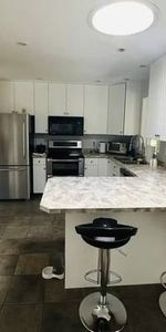 Spacious renovated 3 bedroom 2 bath with yard & pet friendly - Photo 3