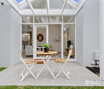 Light, breezy feel, your stylish home awaits! - Photo 5