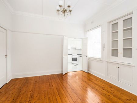 BEAUTIFULLY PRESENTED SPACIOUS GROUND FLOOR APARTMENT - Photo 2