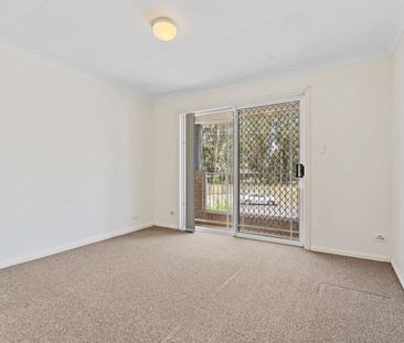 Large Three bedroom with air conditioning in selective school zone - Photo 2