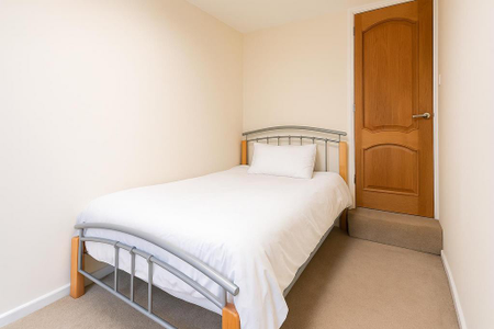 1 bedroom in a house share to rent - Photo 3