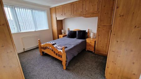 4 bedroom semi-detached house to rent - Photo 3