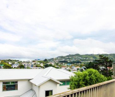 Modern Townhouse Retreat: Perfect Blend of Comfort and Convenience! - Photo 4
