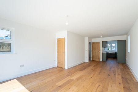 4 bedroom detached house to rent - Photo 2