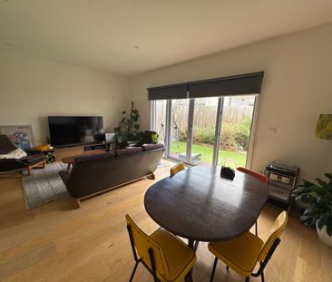 Light-Filled Townhouse: 2 Ensuites, Powder Room, Study - Photo 1