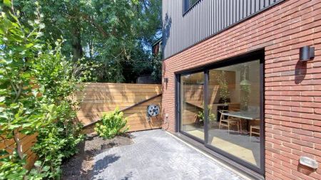 Toronto Furnished House for Rent - Luxurious 3 Bedroom Corner Suite with City Views and Private Roof Top Patio - Photo 4