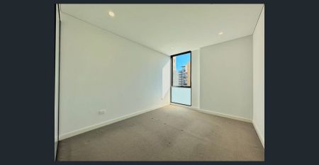 Stunning Two Bedroom Apartment Near Station with storage - Photo 4