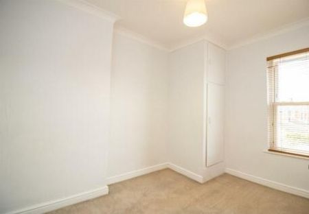 2 bedroom end of terrace house to rent - Photo 3