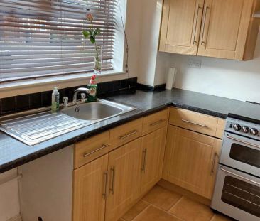 2 Bedroom House - Terraced - Photo 3
