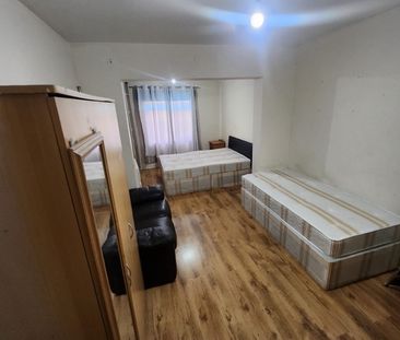 7 Bed Semi-Detached House, Beechwood Avenue, HA2 - Photo 3