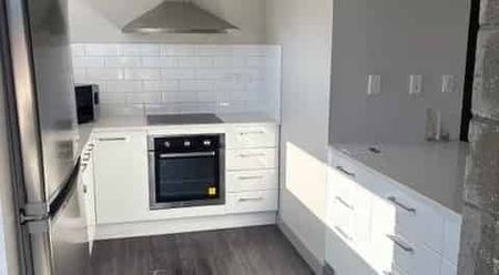 Top-Floor Executive Apartment – Central Location - Photo 4