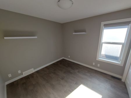 Beautiful 3 Bedroom Main Floor in Blackfalds! - Photo 3