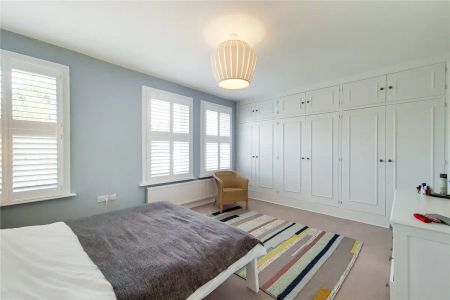 5 bedroom house in London - Photo 3