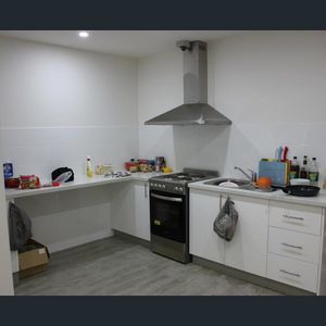 STUDIO ROOM WITH SHARED KITCHEN & LAUNDRY - Electricity and water included! - Photo 2