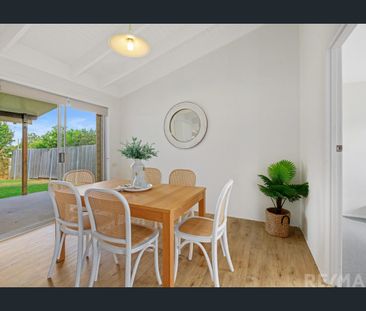 Family Living with Pool & Side Access - Photo 3