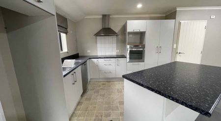 3 Bedrooms in Allenton - Photo 2