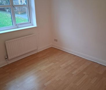 2 bedroom end of terrace house to rent - Photo 3