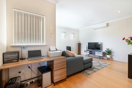 AVAILABLE NOW Coastal Living at Its Best -Spacious, Stylish & Superbly Located - Photo 4