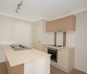 Modern 3 bedroom, 2 bathroom, 1 car duplex - Photo 3
