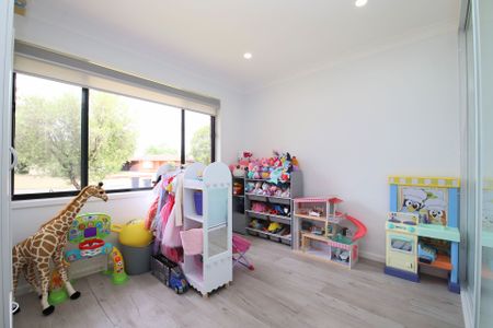 Modern Three Bedroom Family Home - Photo 3