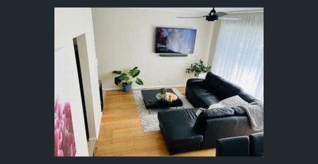 Spacious 3 Bedroom in Quiet Court location - Photo 3