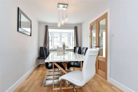 An immaculately modernised detached family home in prime Sevenoaks location. - Photo 2