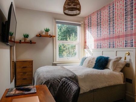 Russell Rise Room 6 - Photo 4