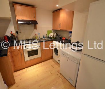 3 Bedroom Mid Terraced House for rent in Harold View - Photo 5