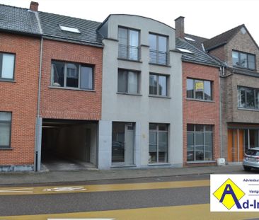 Instapklaar gerenoveerd appartement met twee slaapkamers, groot terras en autostaanplaats. - Photo 1