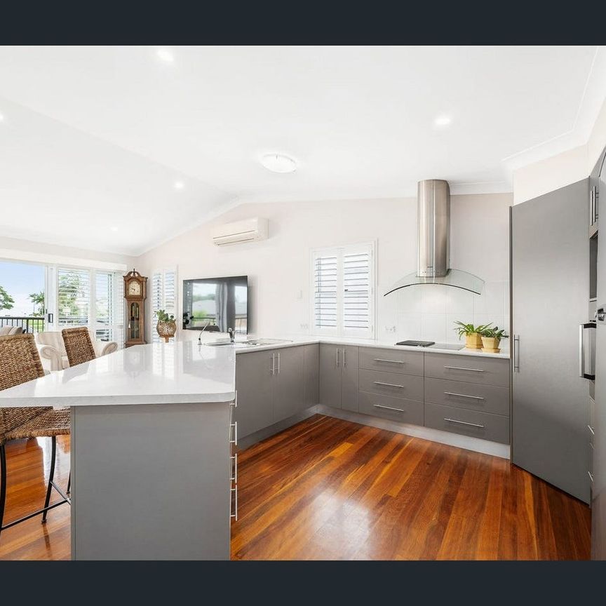 Luxurious and Spacious Family Home with Pool - Beautiful Newport Waterfront Views! - Photo 1