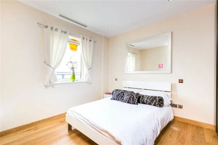 3 bedroom flat in Buckingham Palace Road - Photo 3