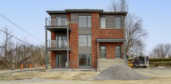 5 1/2 neuf, Les Coteaux, TRIPLEX ! JUIN - JUILLET 2025 rue Lippée - Photo 2