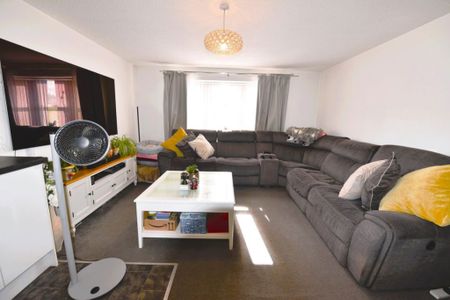 2 bedroom Flat in Flat 3, Leeds - Photo 3