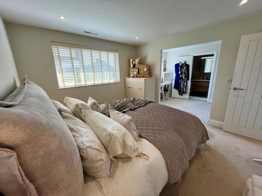 This exceptional detached home, available for short let, combines contemporary design with high-spec finishes, in a highly desirable location close to Sutherland Grange Park and the River Thames. - Photo 1