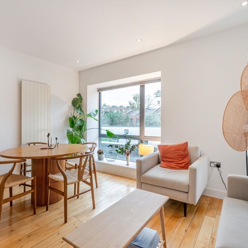 2 bedroom mews to rent - Photo 1