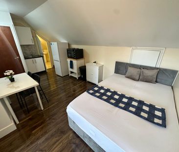 Studio Flat, Great Cambridge Road, N18 - Photo 3