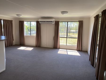 Spacious Family Home in Middlemount - Photo 2