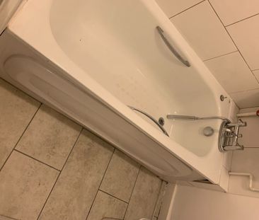 Room in a Shared House, Audley Street, RG30 - Photo 5