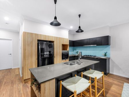 Luxurious Tri-level 5-Bedroom Townhouse! - Photo 5