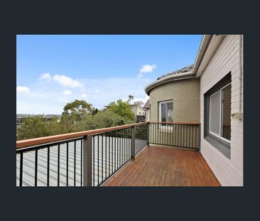 Bright and Spacious Duplex - Photo 4