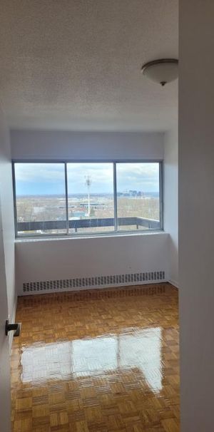 Grand 4 1/2 chauffé, eau chaude, électros - Photo 1