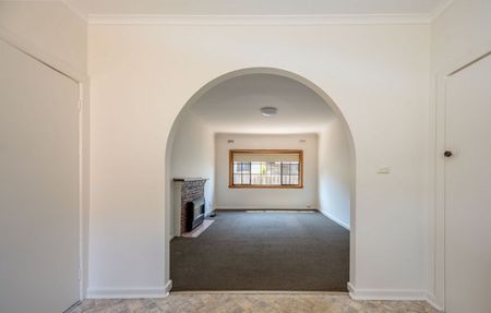 19 Erskine Avenue, Reservoir VIC 3073 - Photo 5