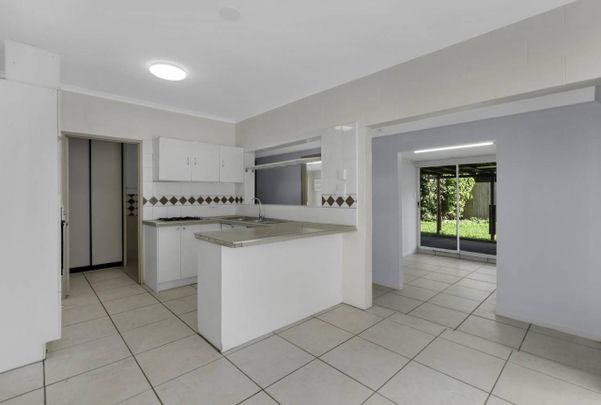 Large 3 Bedroom Home with Ensuite - Extra Office - Huge Block - Fully Fenced - Photo 1
