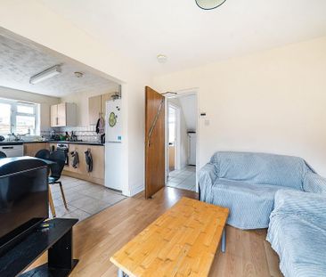 4 bedroom end of terrace house to rent - Photo 4